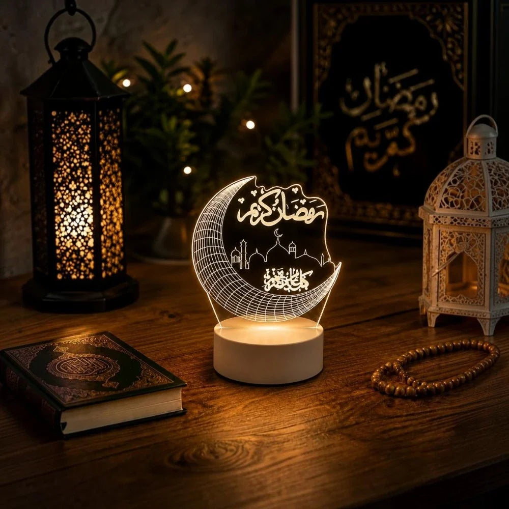 Veilleuse coranique décorative Moonila en forme de lune 3D, allumée sur une table dans une ambiance chaleureuse