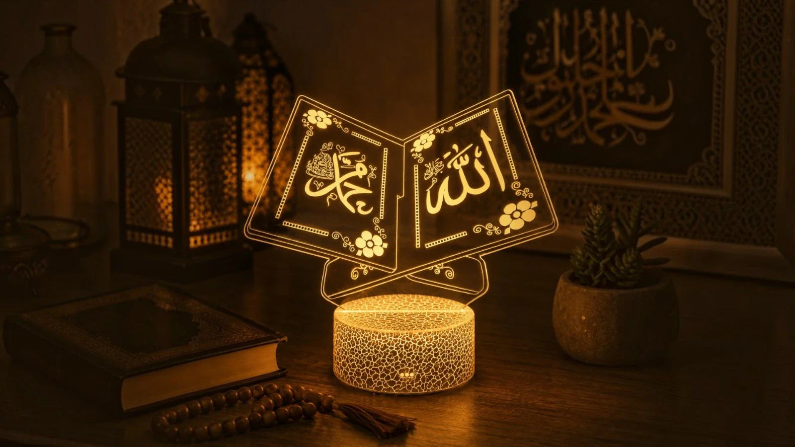 Veilleuse coranique décorative en forme de livre ouvert, gravures Allah et Muhammad illuminées, ambiance chaleureuse avec lanterne et chapelet