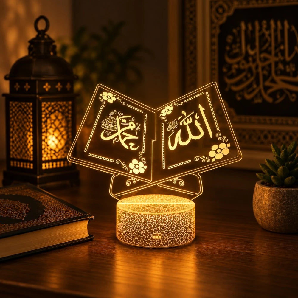 Veilleuse LED Coranique en forme de livre ouvert, calligraphie Allah et Mohammed illuminée, ambiance chaleureuse sur bureau en bois