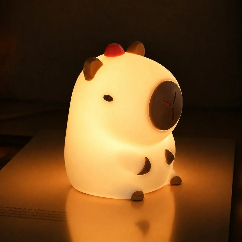 Veilleuse LED capybara Capy allumée diffusant une lumière chaude dans une ambiance douce et apaisante