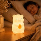 Veilleuse LED hamster Hamy allumée sur une table de chevet près d'un enfant endormi