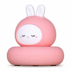 Veilleuse LED lapin Luco blanche éteinte sur fond blanc, vue de trois quarts