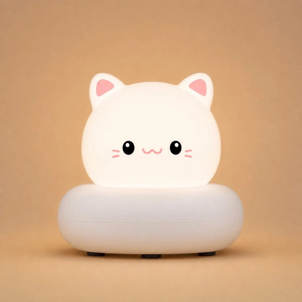 Veilleuse LED chat blanche Mimo allumée, avec oreilles roses et socle arrondi, sur fond beige clair.