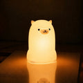 Veilleuse LED alpaga Pako allumée diffusant une lumière chaude dans une ambiance douce et apaisante