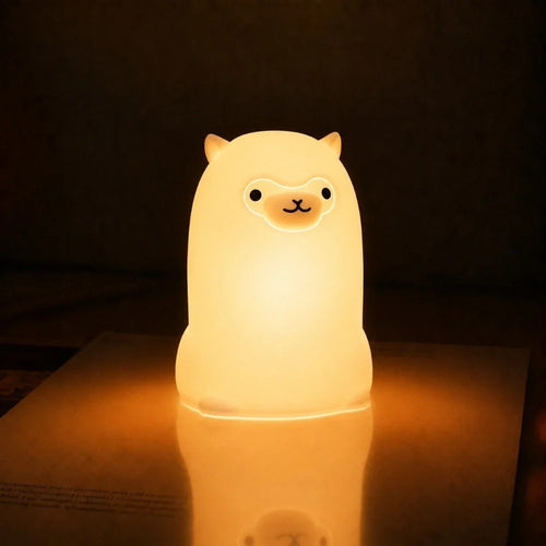 Veilleuse LED alpaga Pako allumée diffusant une lumière chaude dans une ambiance douce et apaisante