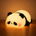 Veilleuse LED panda Pandi en silicone, lumière chaude et douce sur fond chaleureux