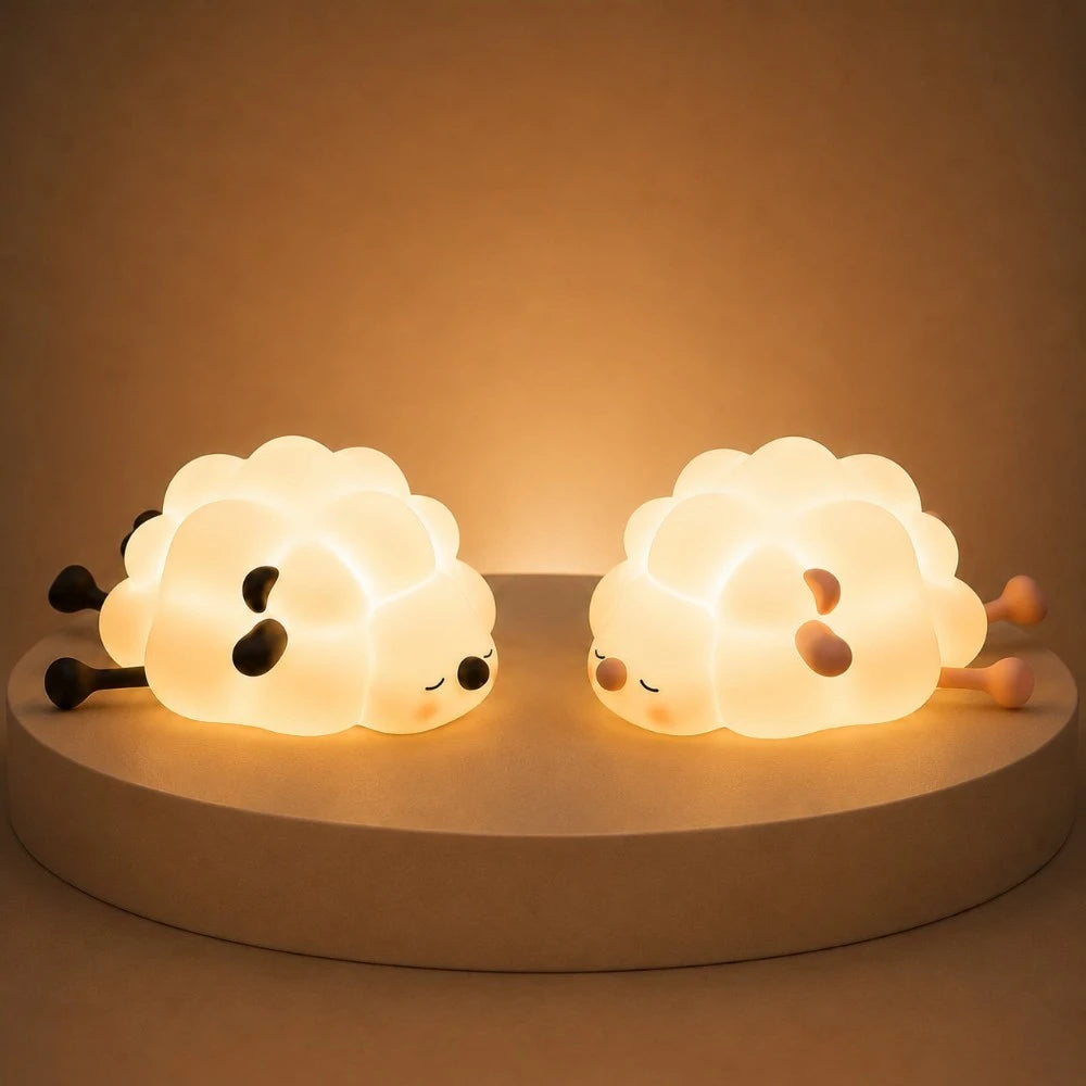 Veilleuse LED mouton Wooly rechargeable en silicone, coloris noir et rose, lumière chaude et apaisante.