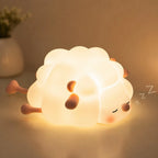 Veilleuse LED mouton Wooly en silicone, lumière chaude et apaisante sur table de chevet