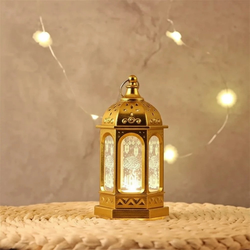 Lanterne LED décorative Fanous couleur or allumée style oriental