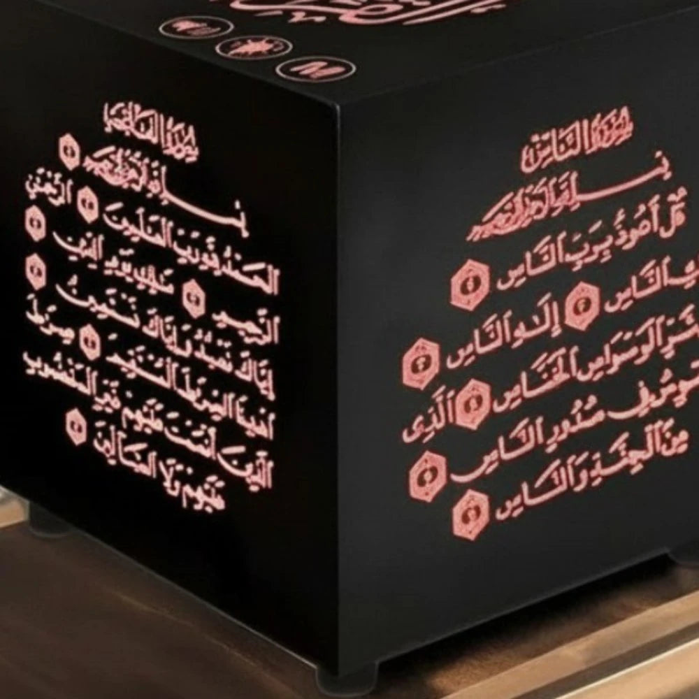 Gros plan veilleuse Lumira cube gravures islamiques LED dorée détail texture