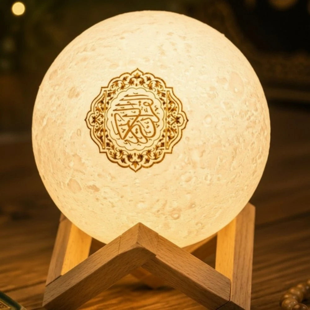 Gros plan veilleuse coranique Bluetooth Moon avec gravure islamique dorée sur socle en bois