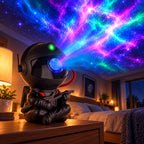 Projecteur Lyra noir posé sur une commode, projetant une galaxie au plafond d'une chambre