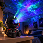 Projecteur Orion noir posé sur un bureau, projetant une galaxie au plafond d'une chambre