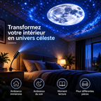 Projecteur Astra posé sur une table de chevet, projetant une lune et un ciel étoilé au plafond d'une chambre