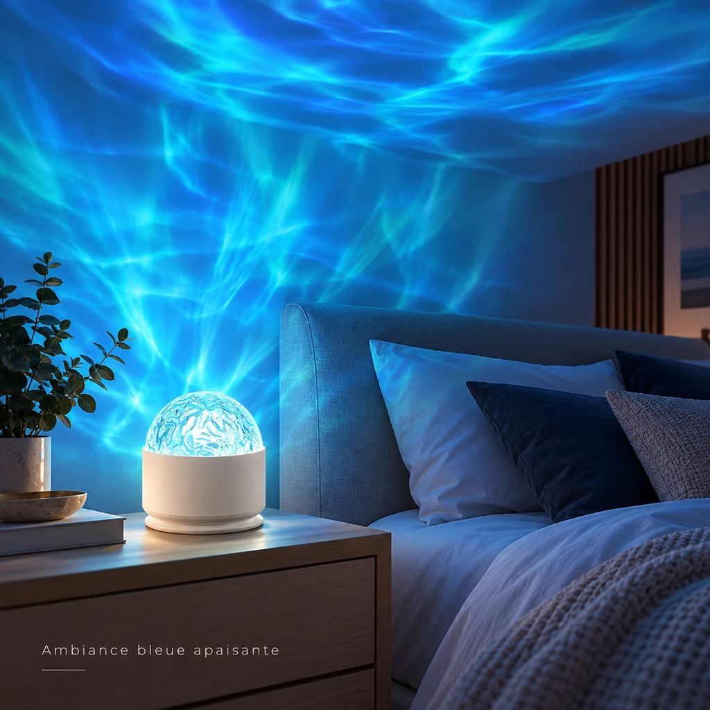 Veilleuse Marina en lumière bleue sur une table de chevet, projetant des ondulations d'eau au mur et au plafond d'une chambre