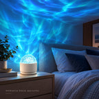 Veilleuse Marina en lumière bleue sur une table de chevet, projetant des ondulations d'eau au mur et au plafond d'une chambre