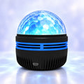 Veilleuse projecteur LED Nova allumée, dôme aux reflets d'eau bleus sur socle noir à bandes bleues, fond bleuté apaisant