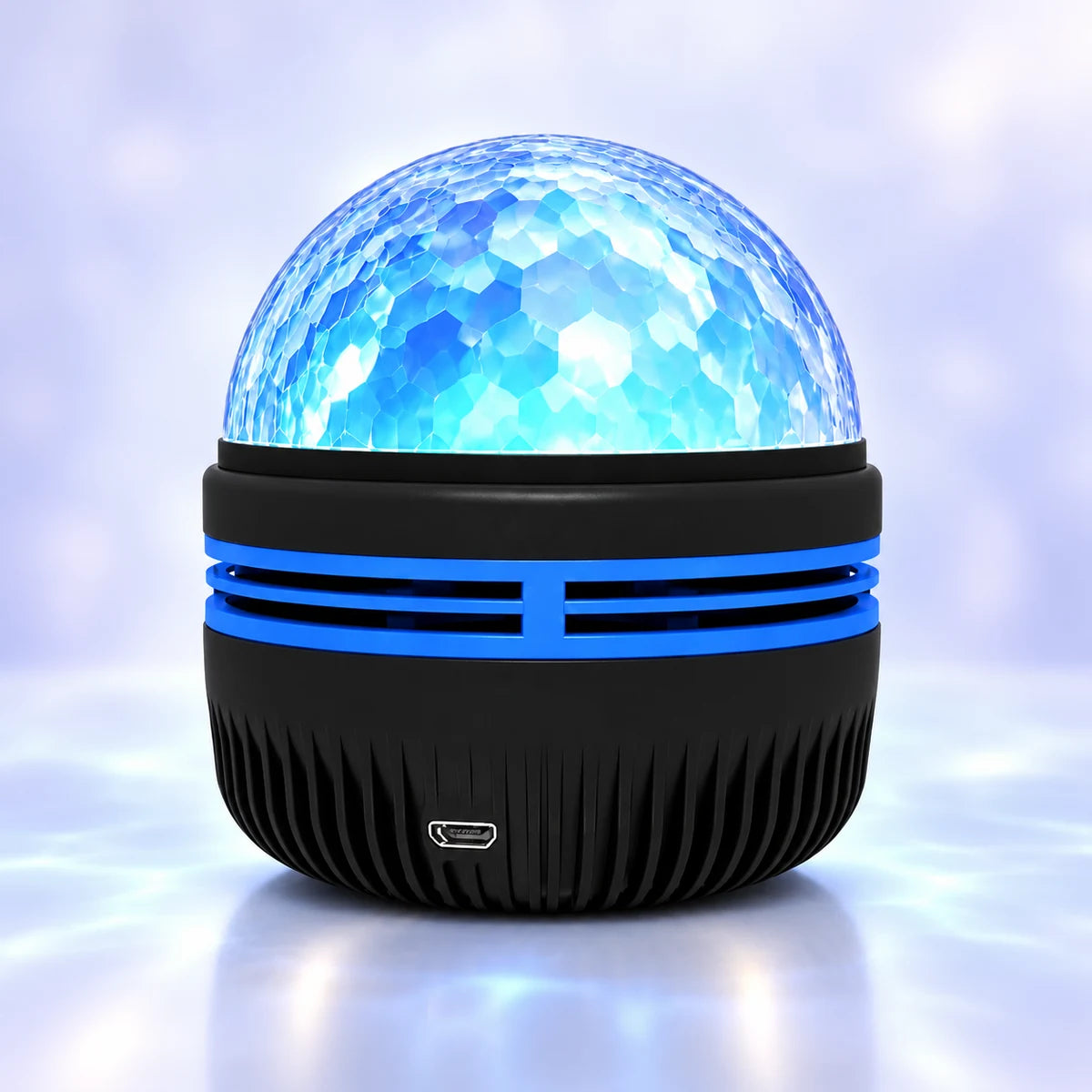 Veilleuse projecteur LED Nova allumée, dôme aux reflets d'eau bleus sur socle noir à bandes bleues, fond bleuté apaisant