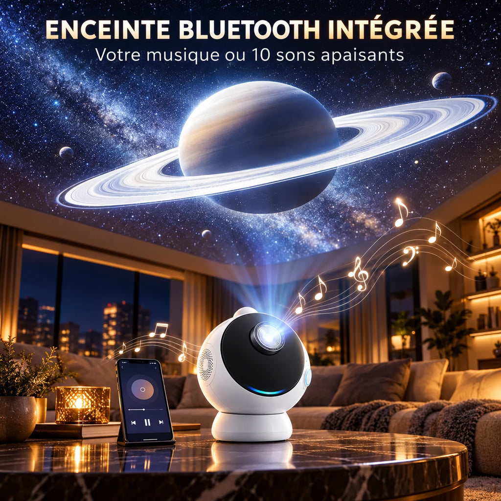 Projecteur Ulysse avec enceinte Bluetooth, Saturne projetée au plafond d'un salon et musique diffusée depuis un téléphone
