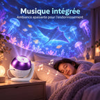 Veilleuse projecteur Cosmo diffusant une musique douce sur une table de chevet pendant l'endormissement