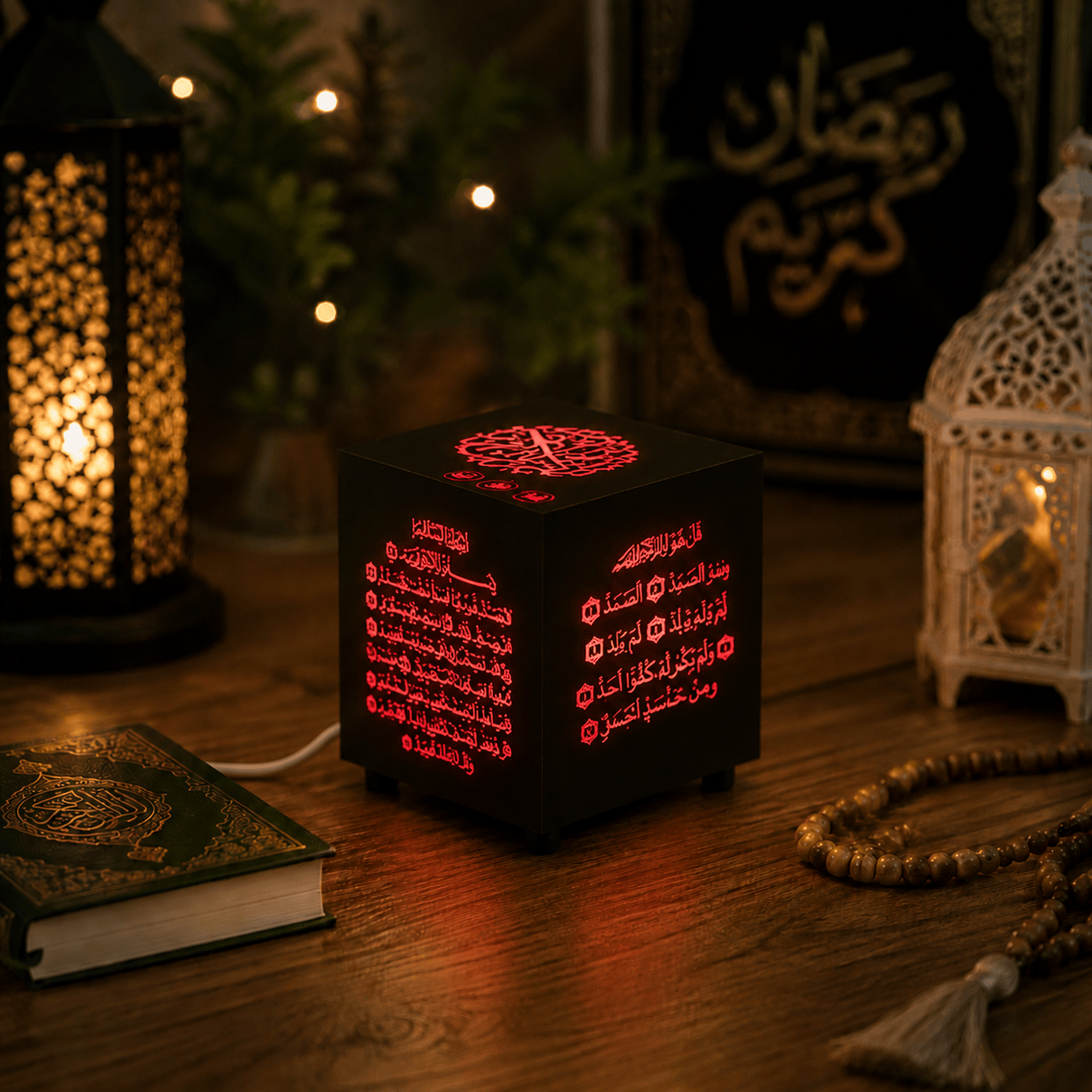 Veilleuse Lumira cube coranique posée sur table ambiance nuit chambre islamique