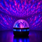 Motif cristal aux reflets facettés violet et rose de la veilleuse Nova