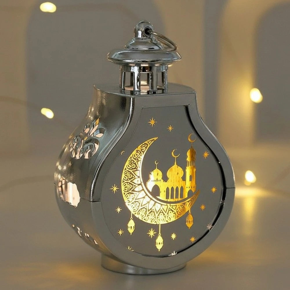 Lanterne LED coranique Ruh coloris argent allumée avec motifs mosquée et croissant de lune