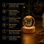 Infographie caractéristiques lampe cristal Serenita : calligraphie Allah gravée, cristal transparent et socle bois massif, éclairage doux ton chaud, 100% décorative, alimentation USB polyvalente, format compact